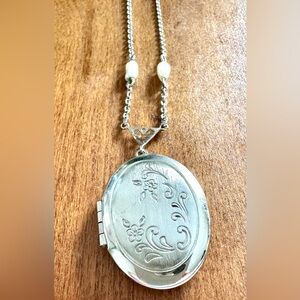 Vintage Avon Unforgettable Locket Silver Tone Pearl 1981